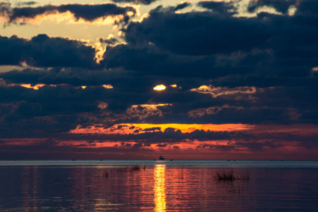 芬兰海湾列宁格勒地区的夏季日落