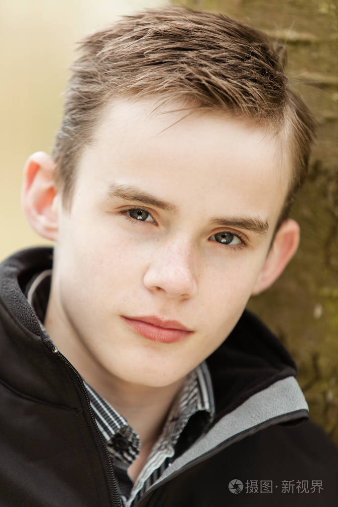 孤独的英俊男孩愉快地看着相机照片-正版商用图片004w30-摄图新视界