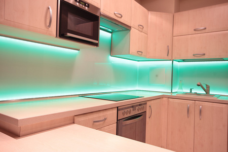现代豪华厨房与绿色带领照明