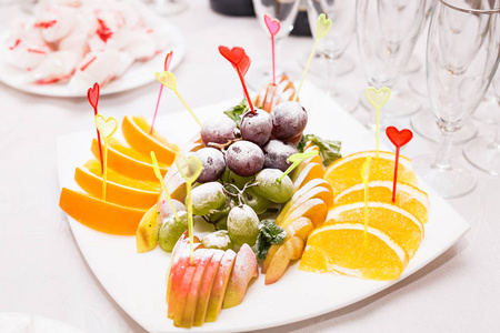 与不同的糖果，为婚礼接待，餐饮餐厅美味的水果表