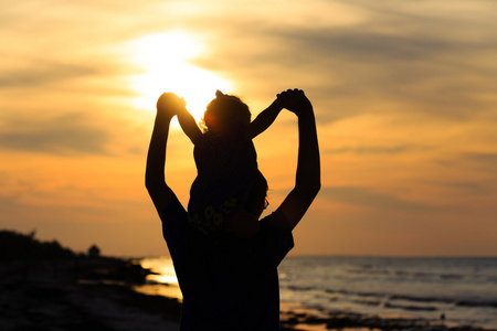 陪着孩子玩的父亲背景