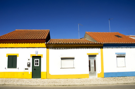 葡萄牙南部的彩色的房子