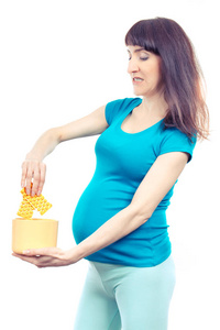 老式的照片，孕妇扔医疗药品，在怀孕期间使用滴丸剂和片剂的减少
