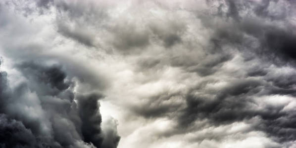 水平的戏剧性黑暗 cloudscape 背景