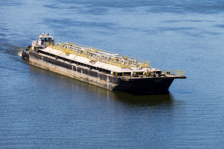 趸船漂浮在第聂伯河上照片