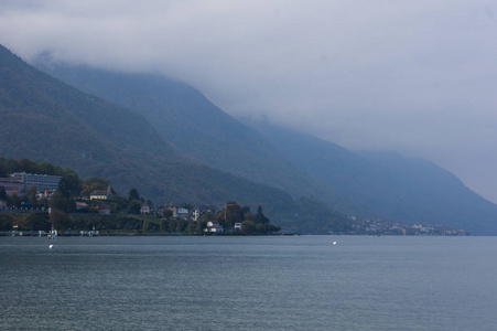 在早期金秋十月日内瓦湖的岸边图片
