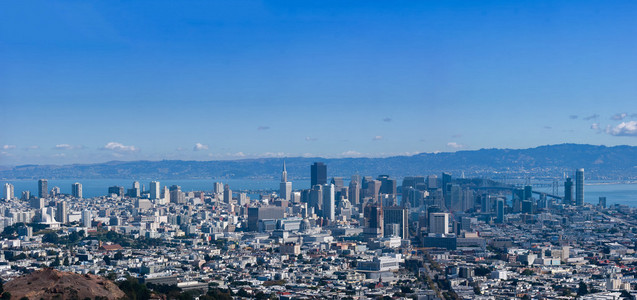 San Francisco 市区从双峰的全景视图