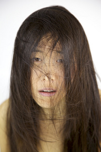 头发乱悲伤的女人非常凌乱的头发照片