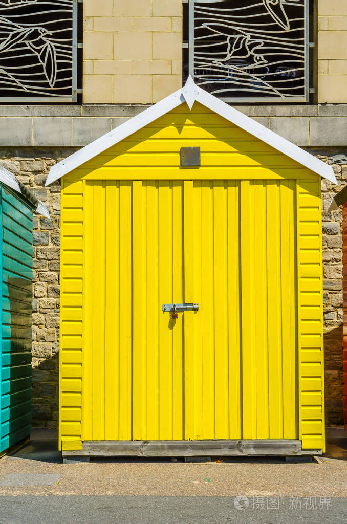 在海滩上海别墅多彩大门的黄色房子