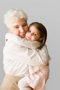 奶奶抱抱孙女