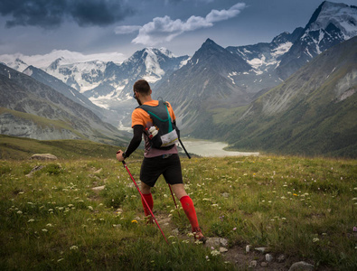 男子越野跑在俄罗斯阿尔泰山