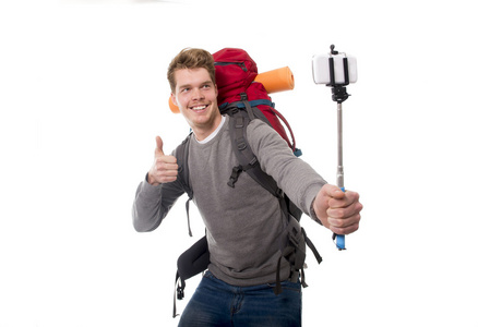 年轻吸引旅客背包客合影拍照用棍子背着背包准备冒险