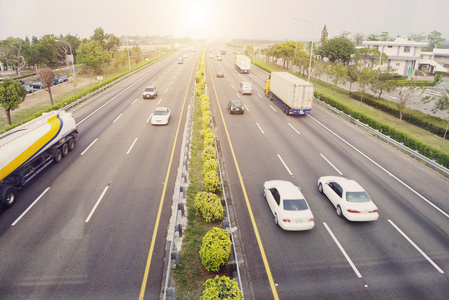 城市交通在公路上行驶的汽车