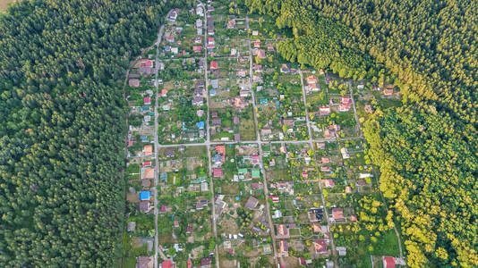 从农村房地产和小别墅村在乌克兰森林空中顶视图的住宅区夏天屋