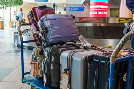 机场行李托运图片