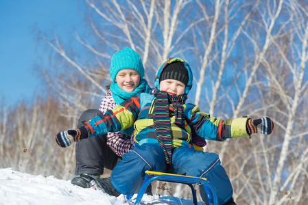 两个可爱的孩子们骑雪橇