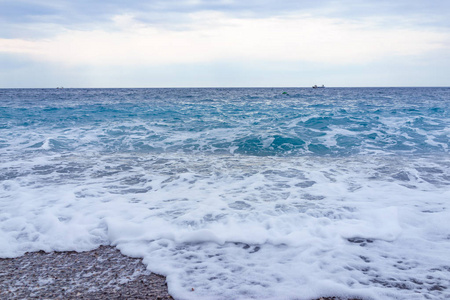 选择性焦点软温柔的海浪泡沫在蓝色海洋意大利