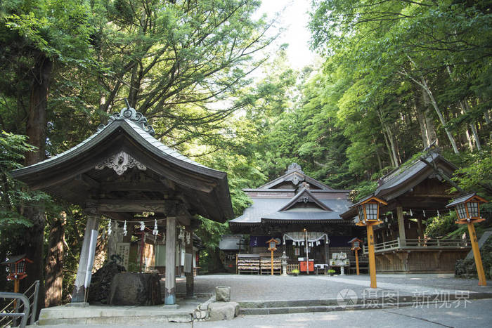 靖国神社或寺庙红色宝塔在夏天的时间日本的标志性建筑