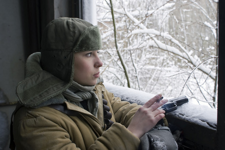 穿迷彩服的女孩抽烟照片