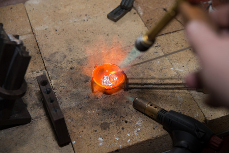 珠宝商的贵重金属熔体照片