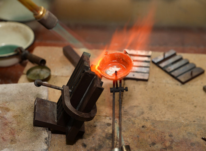 保险增值珠宝商的贵重金属熔体照片