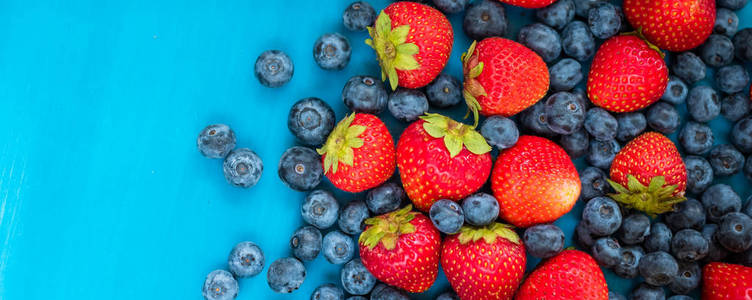 由新鲜的草莓 蓝莓 覆盆子的模式。新鲜的水果。平躺，顶视图