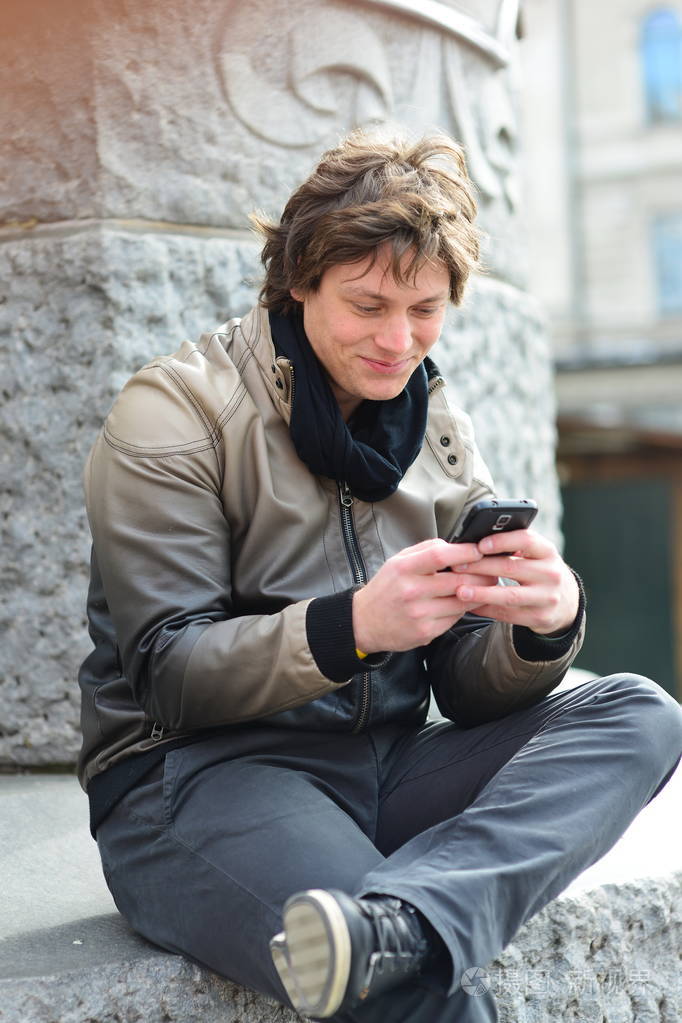 发送消息的年轻小伙子的肖像