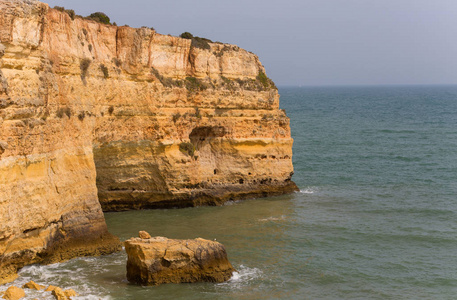 美丽海滩的普拉亚 da Marinha，在阿尔加维，葡萄牙 Marinha