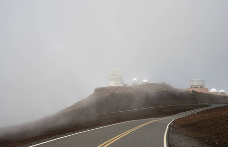 雾笼罩在毛伊岛哈莱阿卡拉望远镜