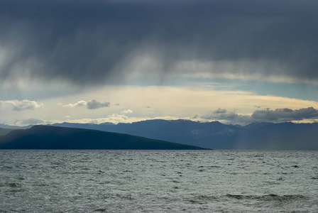 风暴在湖 Khvsgl 湖 Khuvsgul 在蒙古