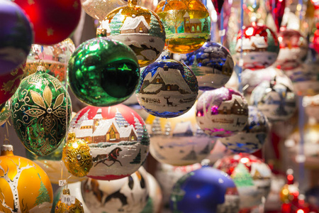 美丽多彩手工制作圣诞树球和装饰品