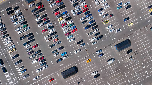 同很多车从运输和城市概念的停车场空中顶视图