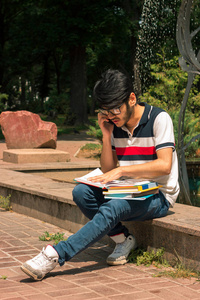 年轻的学生在电话上交谈，阅读书籍的家伙