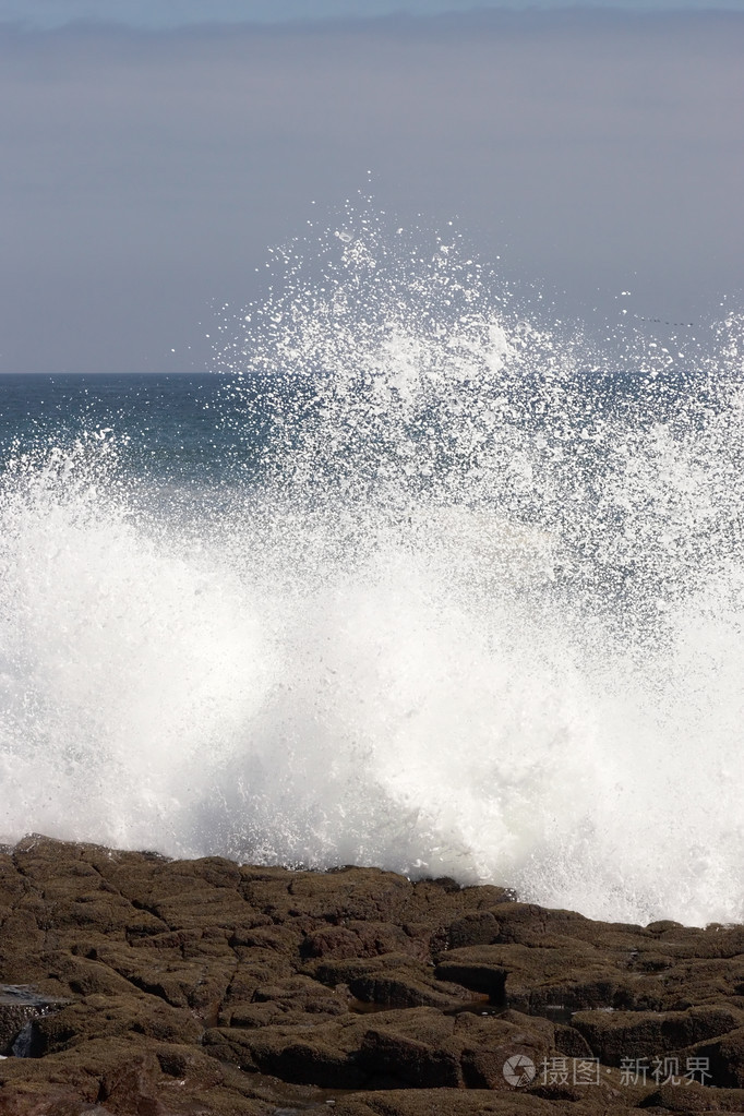 海浪拍打着海岸