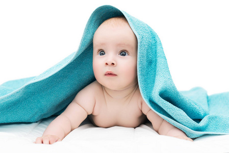 用头上的蓝色毛巾洗完澡后的可爱的小宝贝