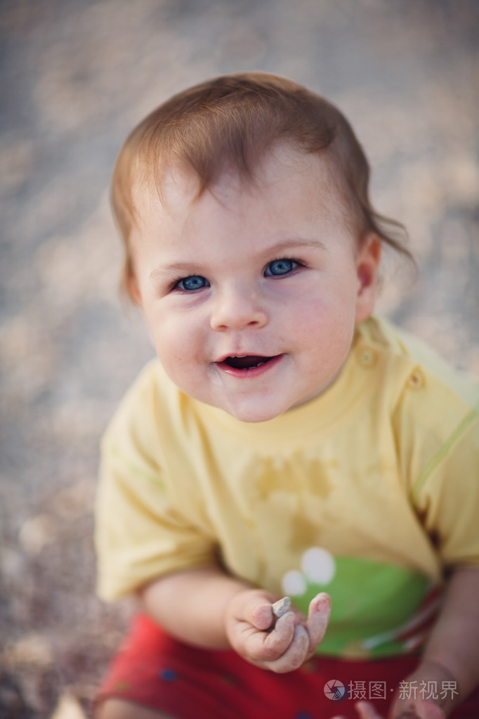 流着口水的可爱的小宝贝女孩