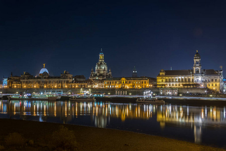 大教堂德累斯顿圣母教堂和北河在晚上