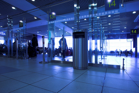 机场航站楼的蓝色大门图片