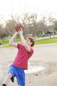 年轻人打篮球