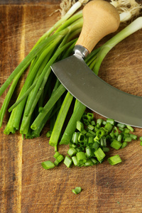 新鲜的绿色韭菜上木板与特殊的刀