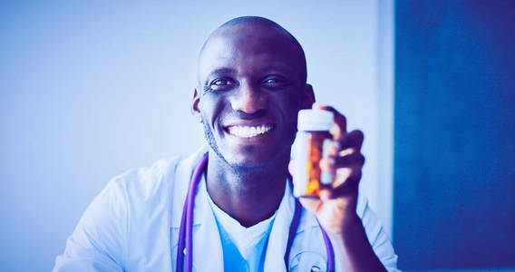 男医生给病人的药罐的特写镜头