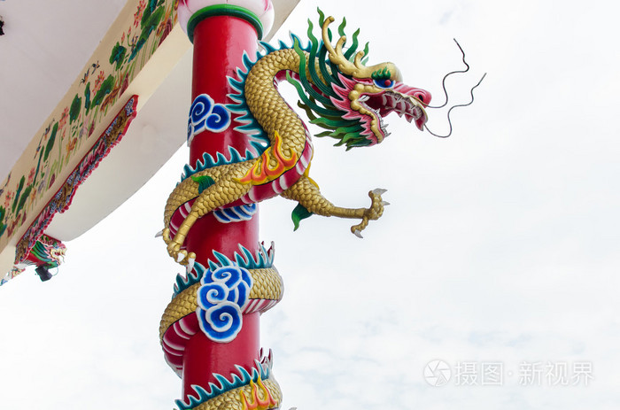 龙缠绕绕在柱子在泰国的中国神社