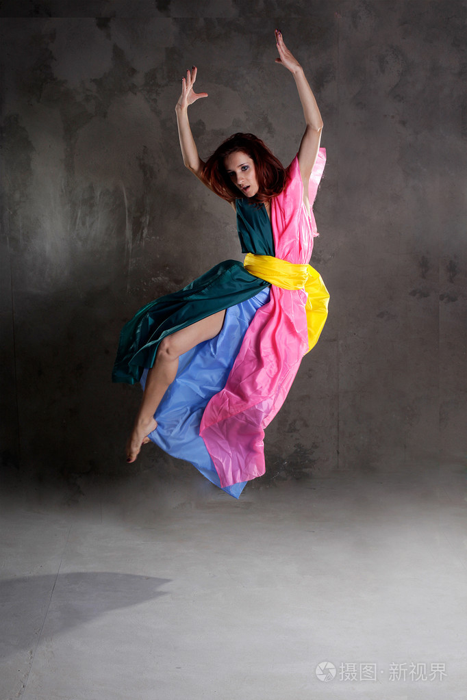 穿着彩色连衣裙的年轻现代舞女孩