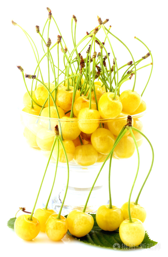 在碗里分离出的白樱桃