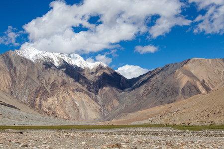 在喜马拉雅山马那里 leh 公路沿线的喜马拉雅景观。印度喜马偕尔邦