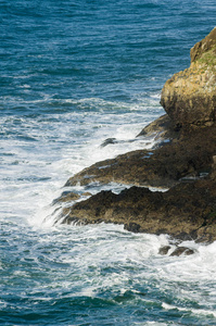 多岩石的海岸的太平洋在海角米尔斯