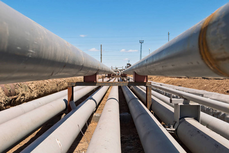 在炼油厂的室外管道将石油转化为货币概念. 从管道里拿现金. 燃油泵.