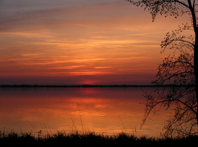 日落湖畔图片