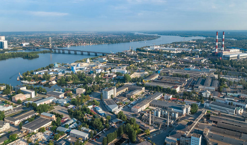 工业园区从工厂的烟囱和仓库 产业区在基辅 基辅，乌克兰的空中俯视图