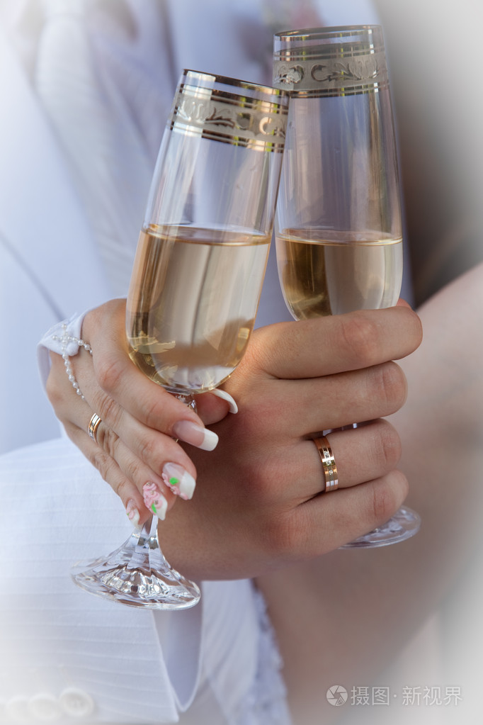 手里拿着香槟杯
